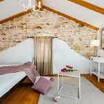 Vila Stone Paula By Istrabook Bicici