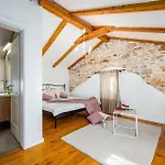 Stone Paula By Istrabook Vila