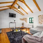 Stone Paula By Istrabook Vila